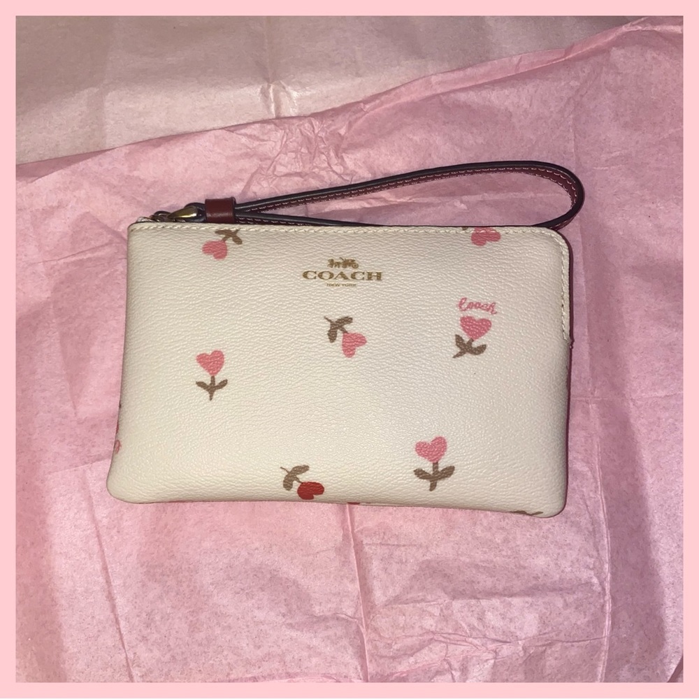 Coach Hearts White Wristlet 💗